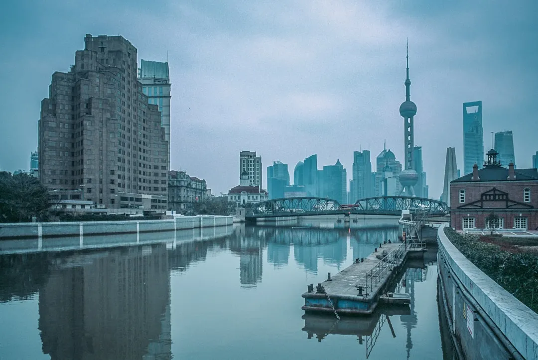 联承制砖与普通烧结砖的强度及耐久性对比分析